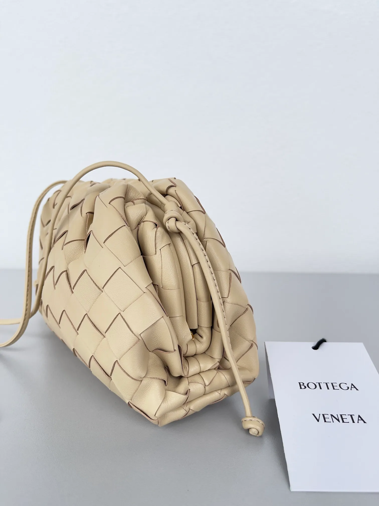 Batch 1260, ready to ship 𝗕𝗼𝘁𝘁𝗲𝗴𝗮 𝗩𝗲𝗻𝗲𝘁𝗮—[The pouch] King fried small size, beautiful, playful and cute , the imported sheepskin is very soft and comfortable, with a bit of a naughty and cool style, it will become your favorite in seconds. The small size can be held in hand or cross-body, so hurry up and get it❤️‍🔥❤️‍🔥 Color: Oatmeal Color: Size: 22*12*7